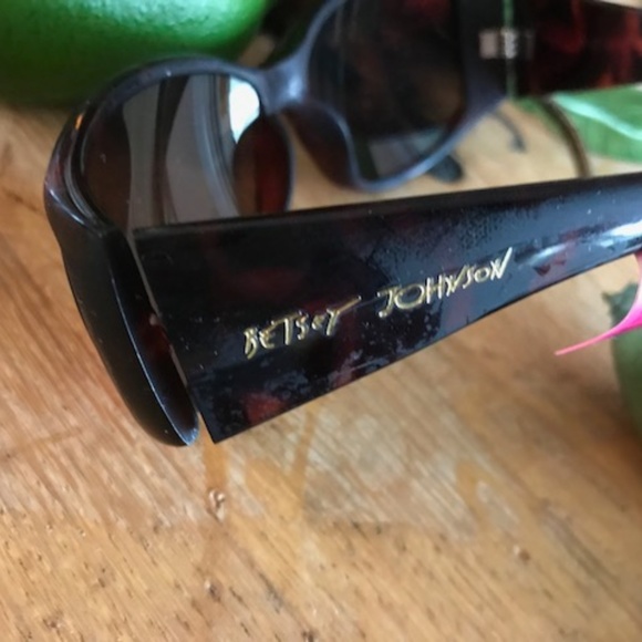 BETSEY JOHNSON Espresso Tortoise  UV Sunglasses 14 main image 4